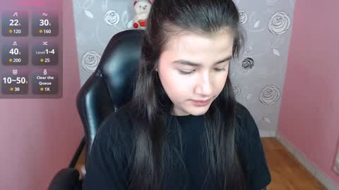 Linda  online show from December 2024 03:11:01 PM