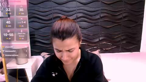 Linda  online show from September 2025 07:38:01 PM