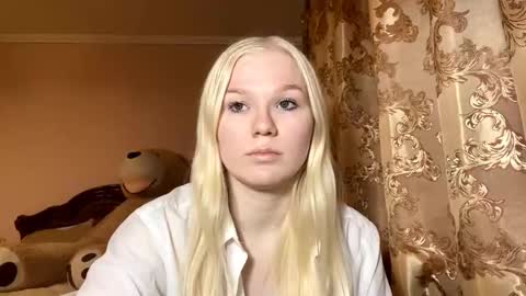 Snapshot of lindabreines chatting on November 2025 11:54:01 AM Luna online show from November 2025 11:54:01 AM