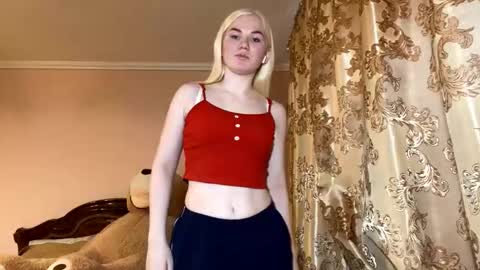 Snapshot of lindabreines chatting on November 2025 10:36:02 AM Luna online show from November 2025 10:36:02 AM