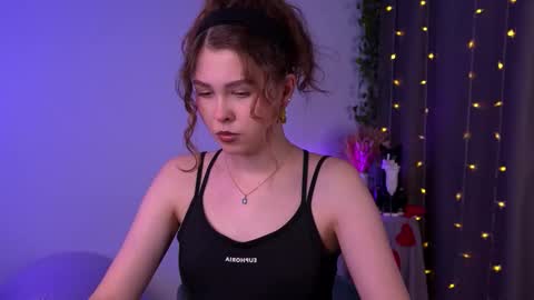 Snapshot of lisa_roses chatting on November 2025 08:30:02 PM Lisa online show from November 2025 08:30:02 PM