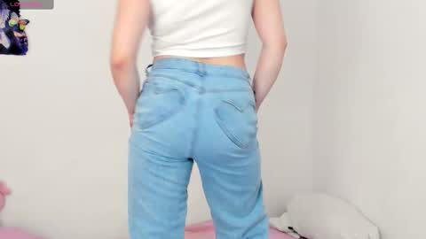 Snapshot of livemakio chatting on November 2025 04:57:01 AM Liz online show from November 2025 04:57:01 AM