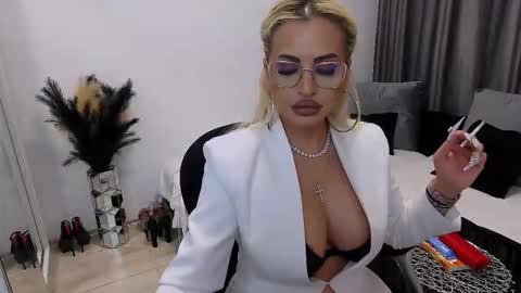Snapshot of lovelyblondyxxx chatting on October 2025 10:58:01 PM PrAllinXXXa online show from October 2025 10:58:01 PM