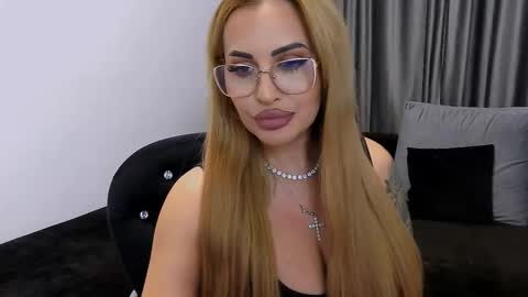 Snapshot of lovelyblondyxxx chatting on November 2025 12:10:02 AM PrAllinXXXa online show from November 2025 12:10:02 AM