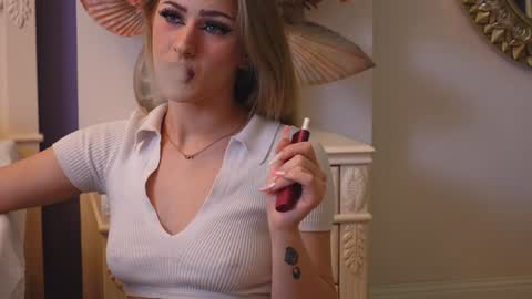 Snapshot of lucylexton chatting on December 2024 06:22:01 AM Lucy Lexton online show from December 2024 06:22:01 AM