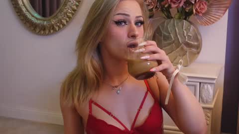 Snapshot of lucylexton chatting on January 2025 04:55:02 AM Lucy Lexton online show from January 2025 04:55:02 AM