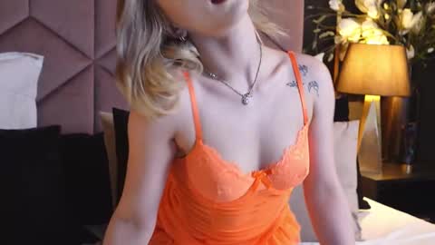 Snapshot of lucylexton chatting on February 2025 07:33:02 AM Lucy Lexton online show from February 2025 07:33:02 AM