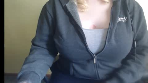 Snapshot of lunoviaxl chatting on November 2025 01:02:01 PM LunoviaXL online show from November 2025 01:02:01 PM