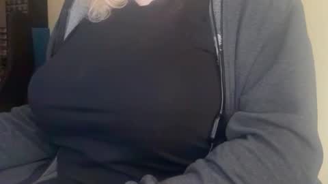 Snapshot of lunoviaxl chatting on November 2025 10:37:02 AM LunoviaXL online show from November 2025 10:37:02 AM