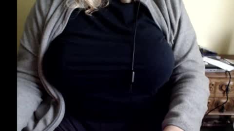 Snapshot of lunoviaxl chatting on December 2025 04:01:02 PM LunoviaXL online show from December 2025 04:01:02 PM