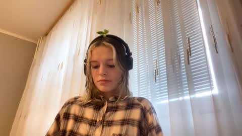 Snapshot of marylyntunget chatting on December 2025 10:21:02 AM Stella online show from December 2025 10:21:02 AM