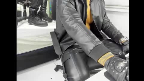 Snapshot of mastercash_leather chatting on December 2025 03:36:01 AM mastercash_leather online show from December 2025 03:36:01 AM