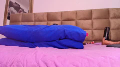 Emi online show from February 2025 10:21:02 PM