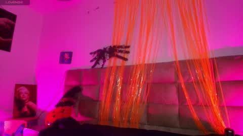 Emi online show from October 2025 07:25:02 PM