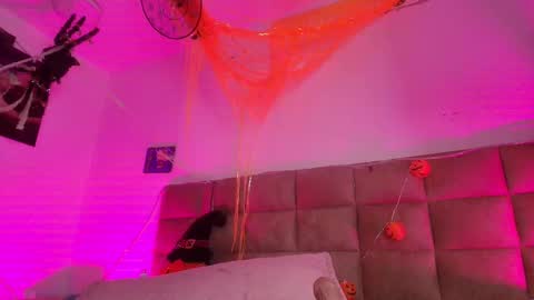 Emi online show from October 2025 07:14:02 PM