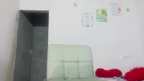 Mia online show from September 2025 08:21:01 PM