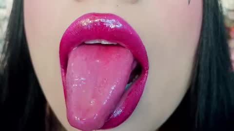 Snapshot of mia_roux1 chatting on November 2025 05:57:01 PM Mia online show from November 2025 05:57:01 PM