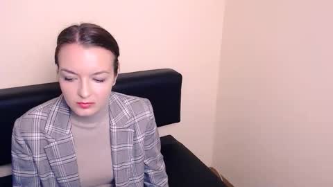 Mia online show from October 2025 07:47:02 AM