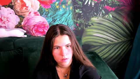 Mia online show from September 2025 12:59:02 PM