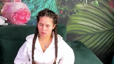 Mia online show from September 2025 07:41:01 AM