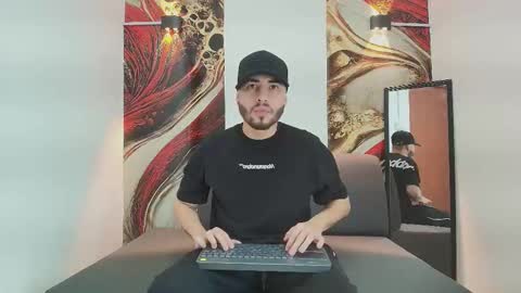 Snapshot of mike_kurtt chatting on December 2025 09:32:02 PM MIKE online show from December 2025 09:32:02 PM