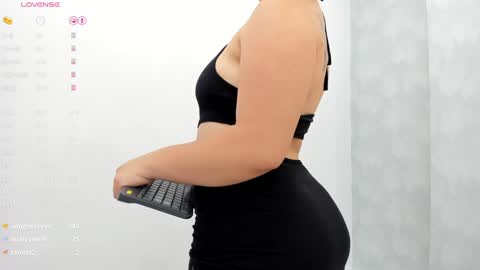 Snapshot of milu_gomez chatting on January 2025 10:24:01 PM Milu Gomez online show from January 2025 10:24:01 PM