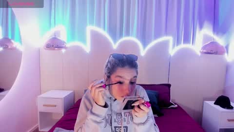 Minji online show from February 2025 12:17:02 PM