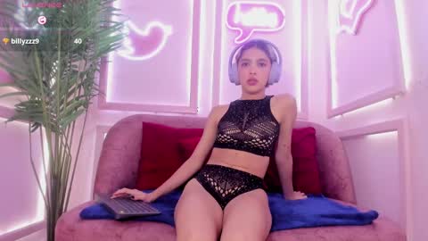 Minji online show from March 2025 05:50:02 PM
