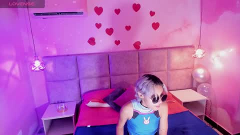Minji online show from March 2025 11:38:02 AM