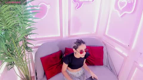 Minji online show from March 2025 11:37:02 AM