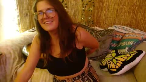 Snapshot of mindymounds chatting on October 2025 07:41:02 AM Mindy online show from October 2025 07:41:02 AM