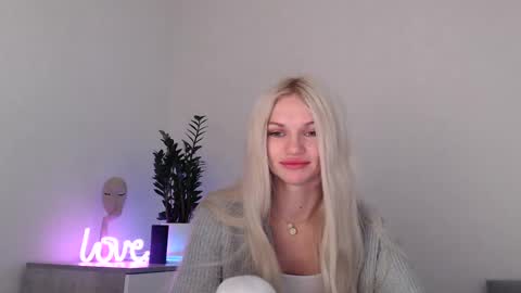 Snapshot of missemma1111 chatting on December 2024 10:13:02 PM EMMA online show from December 2024 10:13:02 PM