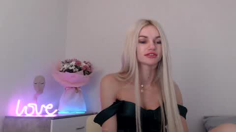 Snapshot of missemma1111 chatting on December 2024 09:55:02 PM EMMA online show from December 2024 09:55:02 PM