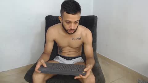 mr_wlopez013 online show from September 2025 01:22:01 PM