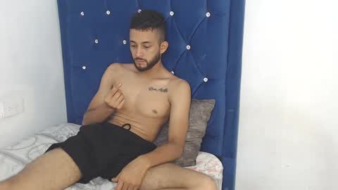 mr_wlopez013 online show from September 2025 10:54:01 PM