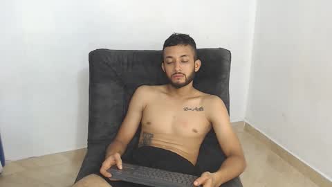 mr_wlopez013 online show from September 2025 10:33:01 PM