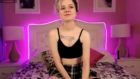 Snapshot of msmonte chatting on November 2025 01:22:01 PM Lina Help me to reach 100 thumbs up online show from November 2025 01:22:01 PM