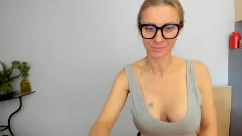 LOVELY JULIA  Peter DAY online show from December 2024 10:54:01 AM