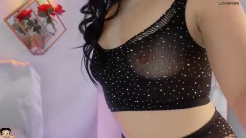 naamah_b online show from September 2025 02:28:01 PM