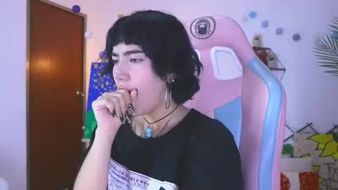 Snapshot of nia_mitsuki chatting on December 2024 08:07:02 PM samanta online show from December 2024 08:07:02 PM