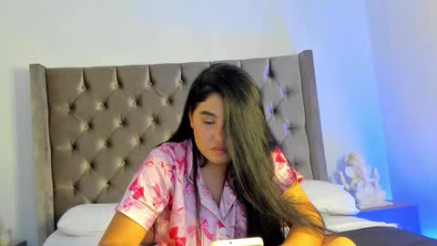 nikkibotero online show from November 2025 06:46:02 PM