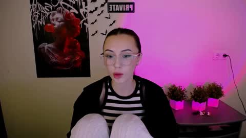 nikonara_ online show from March 2025 06:33:01 PM