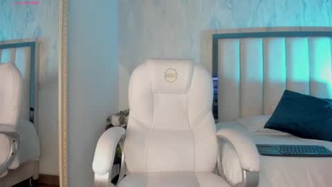Holly online show from January 2025 08:04:01 PM