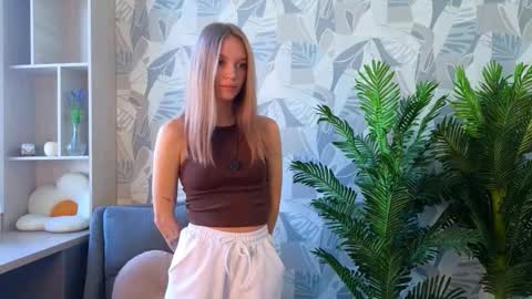 Hi Im Lisa 18 from Poland  Just getting started here and excited to meet new people online show from September 2025 02:34:02 AM