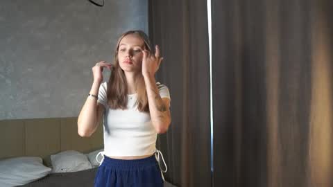 Hi Im Lisa 18 from Poland  Just getting started here and excited to meet new people online show from September 2025 02:13:02 AM