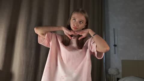 Hi Im Lisa 18 from Poland  Just getting started here and excited to meet new people online show from September 2025 01:19:02 AM