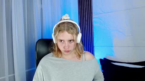 Lizz  online Monday to Saturday from 9pm to 5am Colombia time online show from January 2025 09:30:01 AM
