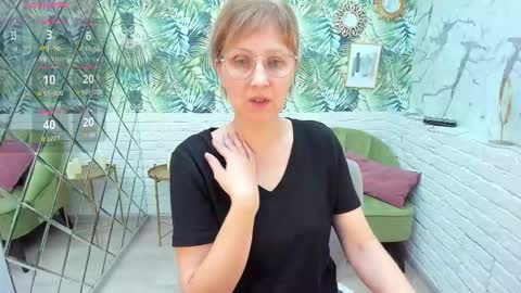 Snapshot of paris_cherry chatting on December 2025 08:05:02 PM Paris online show from December 2025 08:05:02 PM