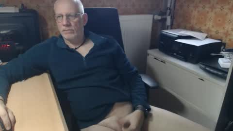 Snapshot of pemue65 chatting on December 2025 09:18:02 AM Pemue65 online show from December 2025 09:18:02 AM