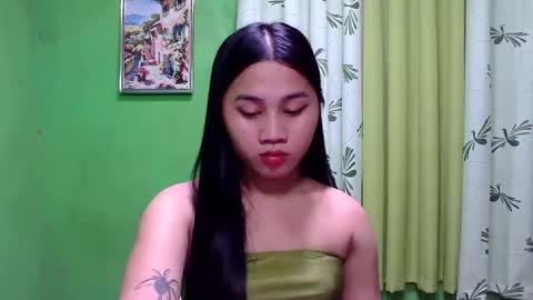 Snapshot of petite_trish chatting on December 2024 01:54:02 PM trish online show from December 2024 01:54:02 PM